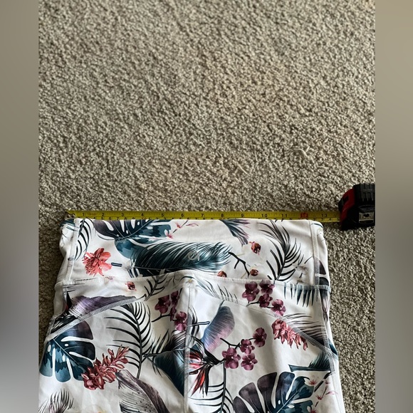 Gap fit 3/4 workout leggings. Size small. Tropical pattern. Like new! Used once. - Picture 3 of 5